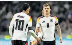  ?? FOTO: CHARISIUS/DPA ?? Was für eine Rückkehr: Toni Kroos (rechts, hier mit Jamal Musiala) war der perfekte Taktgeber des deutschen Spiels.