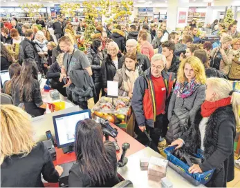  ?? ARCHIVFOTO: BODENSEE AIRPORT/FELIX KÄSTLE ?? 20 Prozent Rabatt auf das gesamte Sortiment und ein buntes Programm: Der Bodensee-Airport lädt auch in diesem Jahr wieder zum Weihnachts­shopping im Duty-Free-Shop ein.