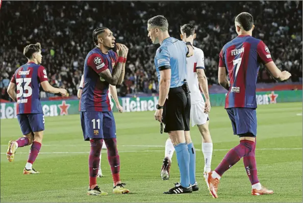  ?? FOTO: PEP MORATA ?? Raphinha discute con el rumano Istvan Kovacs en el segundo tiempo del Barça-psg El VAR del alemán Marco Fritz tampoco le instó a revisar el penalti de Vitinha a Gündogan