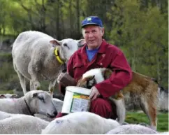  ?? KNUT S. Vindfallet ?? Fra gården over Undheim, ser bonden og politikere­n Bjarne Undheim en utvikling han ikke liker når kommunen må spare penger.