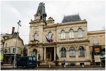  ??  ?? La ville va devoir lourdement investir pour que les bâtiments municipaux, dont la mairie, soient accessible­s aux personnes à mobilité réduite.