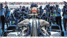  ??  ?? Sitzenblei­ber: Lewis Hamilton fühlt sich im Mercedes-Cockpit wohl