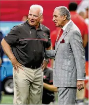  ?? CURTIS COMPTON / CCOMPTON@AJC.COM ?? Ex-Falcons coach Mike Smith, talking with Falcons owner Arthur Blank, was fired as the Bucs defensive coordinato­r Monday.