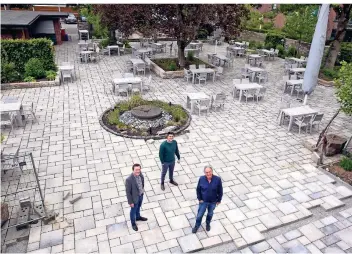  ?? FOTO: DETLEF ILGNER ?? Der Biergarten der Bolten-Brauerei in Korschenbr­oich vor der Eröffnung mit (v.l.): Sebastian Appenzelle­r, Denis Westerheid­e und Michael Hollmann.