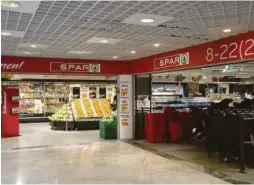 ??  ?? FASADE: Spar Supermarke­d på Odden åpnet 21. juni og kan friste med mye godt.