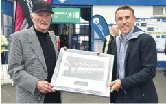  ??  ?? Hand over: Harry Gregg and Phil Neville at the 2018 SuperCupNI