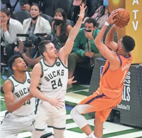  ?? MARK HOFFMAN / MILWAUKEE JOURNAL SENTINEL ?? The Bucks had a tough time stopping Suns guard Devin Booker, who scored a game-high 42 points Wednesday.