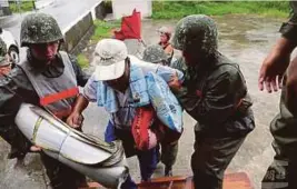  ?? [ FOTO EPA ] ?? Tentera membantu penduduk berpindah di Taitung County, tenggara Taiwan, kelmarin.