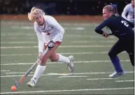  ?? Dave Stewart / Hearst Connecticu­t Media ?? Greenwich’s Zita Cohen carries the ball during the Cardinals’ game against Darien in Greenwich in October.