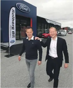  ??  ?? SATSER: Solberg Bil hadde et godt år i 2017. Her daglig leder Ole Bernhard Solberg (t.h.) med Solberg Bil Notodden-leder Eyvind Fjelle.