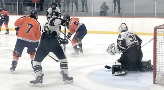  ?? —photo Charles Durocher ?? Le Volant de Gatineau-Hull a forcé la tenue d’un septième match, mais les Castors de Clarence ont finalement remporté leur quatrième victoire de la série pour éliminer leurs adversaire­s et se mériter une place en finales de la NCJHL, où ils affrontero­nt les Rangers de South Grenville.