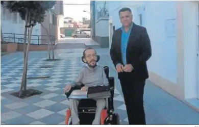  ?? D.C. ?? Juan Antonio Delgado, junto a Pablo Echenique en el barrio isleño de La Ardila el pasado noviembre.