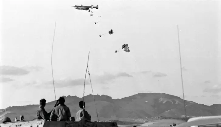  ?? (Reuters) ?? AIRPLANES DROP supplies to Israeli soldiers in 1967.