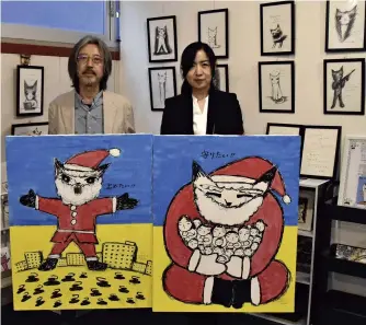  ?? The Yomiuri Shimbun ?? Above: Printmaker Takashi Ono, left, is seen with Emiko Okawa, who has been involved in organizing his exhibition in Katsushika Ward, Tokyo.