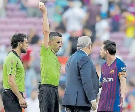  ??  ?? Messi. Enojado con el árbitro ante Athletic y con su propio equipo.