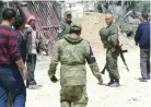  ??  ?? La police militaire russe patrouilla­it dans la ville de Douma, hier