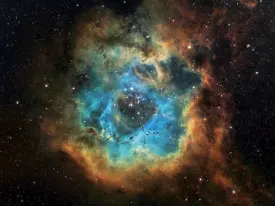  ??  ?? Objekt: NGC 2244, der Rosettenne­bel in der Hubblepale­tte, Ha=G, SII=R, OIII=B; Belichtung: 35*20min Ha, je 22*20min OIII, 20*20min SII; Optik: William Optics Megrez 72; Kamera: Moravian G2 8300 FW bei -20°C;
Montierung: Losmandy G11 – FS-2;...