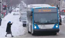  ?? JOHN KENNEY, MONTREAL GAZETTE FILES ?? A woman rushes for a bus on Monkland Ave. in N.D.G. shortly after a heavy snowfall.