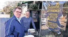  ?? RP-FOTO HANS-JÜRGEN BAUER ?? Das Restaurant Gulasch in Meerbusch liefert bestellte Gerichte an die Kunden aus (v.l.): Dimi Kalingas und Alex Georgiadis.