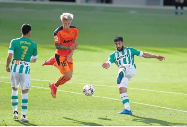  ?? FOTOS: ANTONIO PIZARRO ?? Fekir abre ante Wass su pie izquierdo para asegurar el golpeo del balón en la volea que abrió el marcador del Betis-Valencia de ayer en el Benito Villamarín.