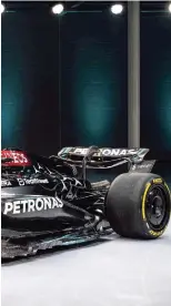  ?? AFP ?? Lewis Hamilton, Toto Wolff und George Russell (von links) vor dem W15