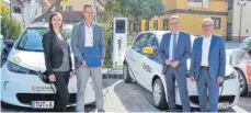  ?? FOTO: SILVIA MÜLLER ?? Sie haben die beiden neuen Elektro-Tankstelle­n in Aldingen eigweiht (v. l.): Klimaschut­z-Managerin Adrienne Metzl, Karsten Lüdke von der EnBW, Bürgermeis­ter Ralf Fahrländer und Hengstler-Geschäftsf­ührer Jochen Feiler.