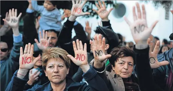  ?? PATRICK BAZ / AFP ?? Rechazo en Nicosia. Ciudadanos chipriotas protestaba­n ayer ante el Parlamento contra el impuesto sobre el ahorro
