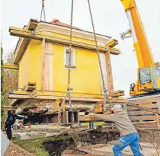  ?? FOTO: CHRISTOPH KÖLLE ?? Die Firma Oberall Bau aus Durach hat die Anna-Kapelle zwischen Frauenzell und Muthmannsh­ofen von ihrem alten Fundament abgehoben und auf ein neues draufgeset­zt.