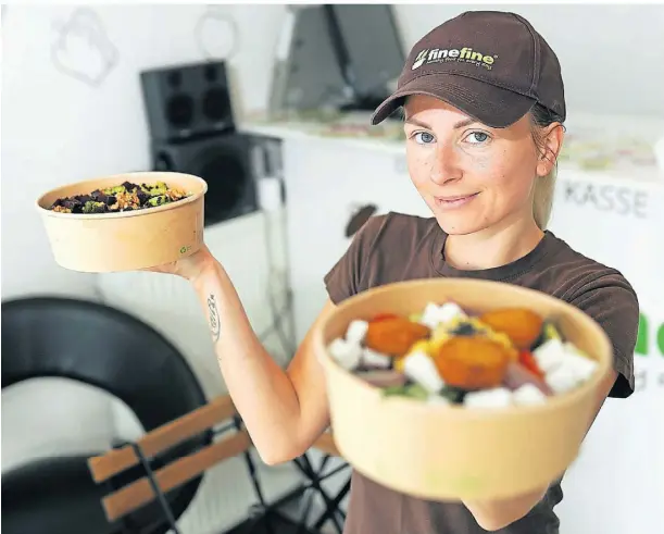  ?? RP-FOTO: STEPHAN KÖHLEN ?? Irina Kalmykova bereitet im „Fine Fine“an der Klotzstraß­e in Hilden vegane Bowls zu.