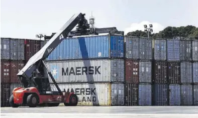  ?? JAIME GALINDO ?? Movimiento de un contenedor de la naviera Maersk en la Terminal Marítima de Zaragoza (TMZ).