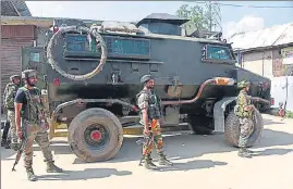  ?? WASEEM ANDRABI /HT ?? Security personnel stand guard during an encounter in Budgam on Wednesday.