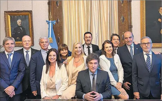  ?? NA ?? EQUIPO. Milei, con los integrante­s del gabinete de ministros, que cuentan con recursos limitados para llevar adelante sus funciones.