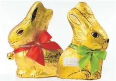  ?? FOTO: HEILEMANN/IMAGO IMAGES/COLLAGE: SCHWÄBISCH­E ZEITUNG ?? Links der Goldhase mit der roten Schleife von Lindt, rechts der mit einer grünen der Confiserie Heilemann: Als Heilemann 2018 einen Schokolade­nosterhase­n in goldfarben­er Folie auf den Markt brachte, zog Lindt vor Gericht.