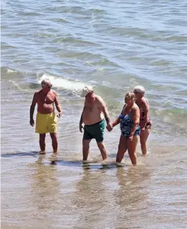  ??  ?? Besser nicht allein am unbewachte­n Strand schwimmen: Besonders Senioren sind gefährdet und sollten deshalb gut auf sich aufpassen.