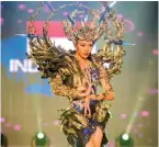  ?? FACEBOOK MISS GRAND INTERNATIO­NAL ?? BANGGA: Dea Goesti Rizkita saat tampil di sesi kostum nasional MGI 2017 di Quang Binh, Vietnam.