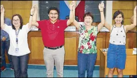  ??  ?? Comelec registrar Mavil Majarucon-Sia (left) proclaims Evelio Leonardia winner in the Bacolod mayoral race. Also in photo are his wife Elsa and daughter Loren Kara.