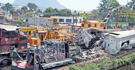  ??  ?? Con el inicio del desalojo de trenes se reabrió la ruta ferroviari­a Valle de México-Puebla-Veracruz; aún se desconoce el monto de las pérdidas por el accidente.