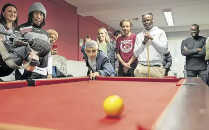  ?? Picturedes­k ?? Sadiq Khan gibt sich in einem Jugendklub in Brixton volksnah. Er peilt eine dritte Amtszeit an.