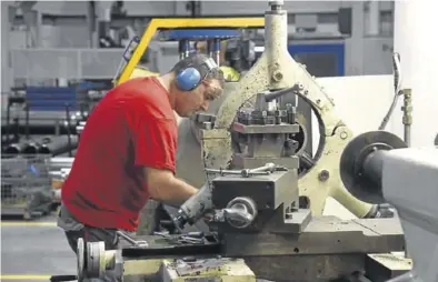  ?? ÁNGEL DE CASTRO ?? Un trabajador del sector industrial, que también se ha visto muy afectado por la crisis en los últimos meses.