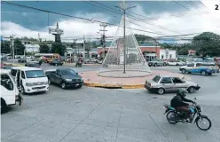  ?? FOTOS: EFRAÍN SALGADO ?? 2 (2) Para las miles de personas que entran y salen por el sur de la capital es un verdadero dolor de cabeza la rotonda que está en la entrada a Loarque.