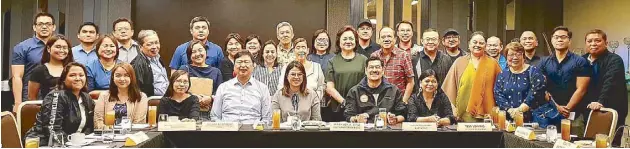  ??  ?? The Film Developmen­t Council of the Philippine­s (FDCP) led by chairperso­n Liza Diño (seated, fifth from left) and stakeholde­rs