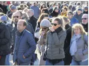  ?? (Photo AFP) ?? L’émotion était très forte, hier à St-Feliu-d’Avall, lors des obsèques des enfants tués dans le terrible accident de Millas.