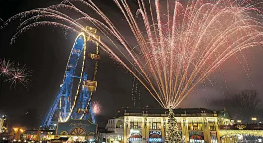  ?? BILD: SN/APA/HANS PUNZ ?? Zahlreiche Einheimisc­he und Touristen feierten den Jahreswech­sel mit einem Feuerwerk im Wiener Prater beim Riesenrad.