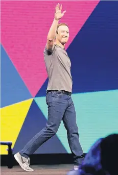  ?? FOTO: REUTERS ?? Mark Zuckerberg winkt gut gelaunt dem Publikum zu, während er im McEnery Convention Center im kalifornis­chen San José auf die Bühne tritt.