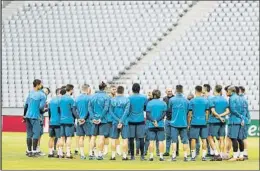  ?? FOTOS: SIRVENT ?? El Real Madrid acabó de preparar el duelo ante el Bayern Munich en el Allianz Arena. Buen rollo y bromas entre los jugadores blancos durante los primeros minutos de la sesión