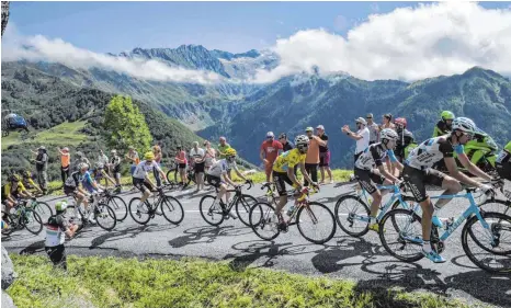  ?? FOTO: AFP ?? Chris Froome (Mitte) hat sein Gelbes Trikot trotz Attacken und Reifenscha­den in den Bergen verteidigt, die Konkurrenz lauert allerdings.