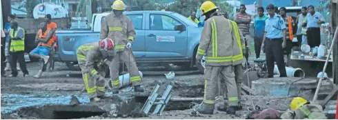  ?? Photo: Wati Talebula ?? Firefighte­rs on Damanu Street, Labasa, where a man was buried alive after falling into a hole which he helped dig on January 14, 2018.