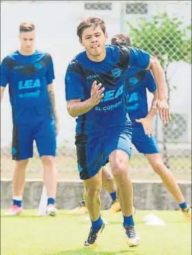  ??  ?? El mediapunta paraguayo Óscar Romero no viajó tras desvincula­rse del Deportivo Alavés