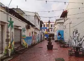  ?? (Foto BERNAMA) ?? Lukisan mural menghiasi lorong tumpuan pejalan kaki Samudera berhampira­n jeti bandar kecil Mersing. di Laman