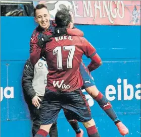  ?? FOTO: EFE ?? Orellana y Kike García se abrazan tras uno de los cinco goles al Sevilla